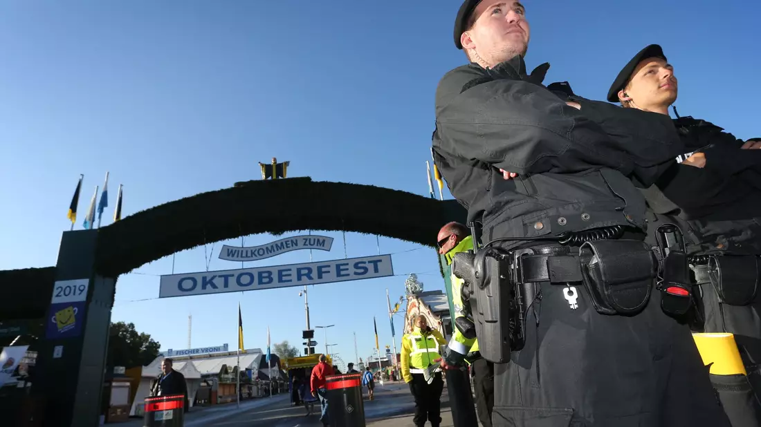 An den Eingängen zur Wiesn wird stichprobenartig kontriolliert. (Archivbild) - Bild: Karl-Josef Hildenbrand/dpa