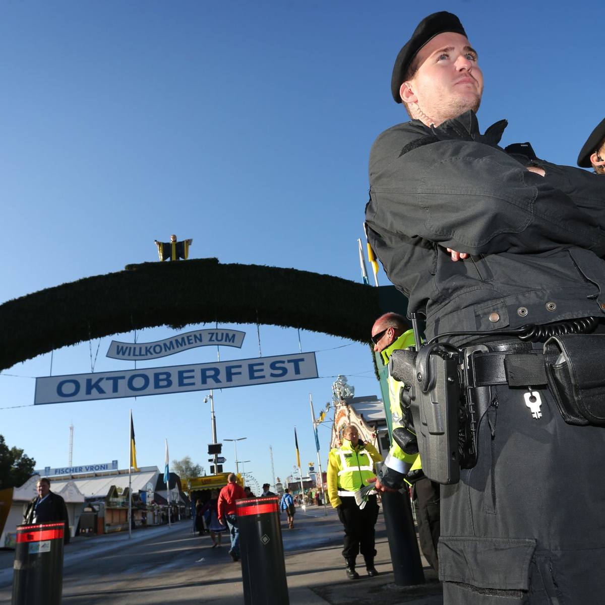 An den Eingängen zur Wiesn wird stichprobenartig kontriolliert. (Archivbild) - Foto: Karl-Josef Hildenbrand/dpa