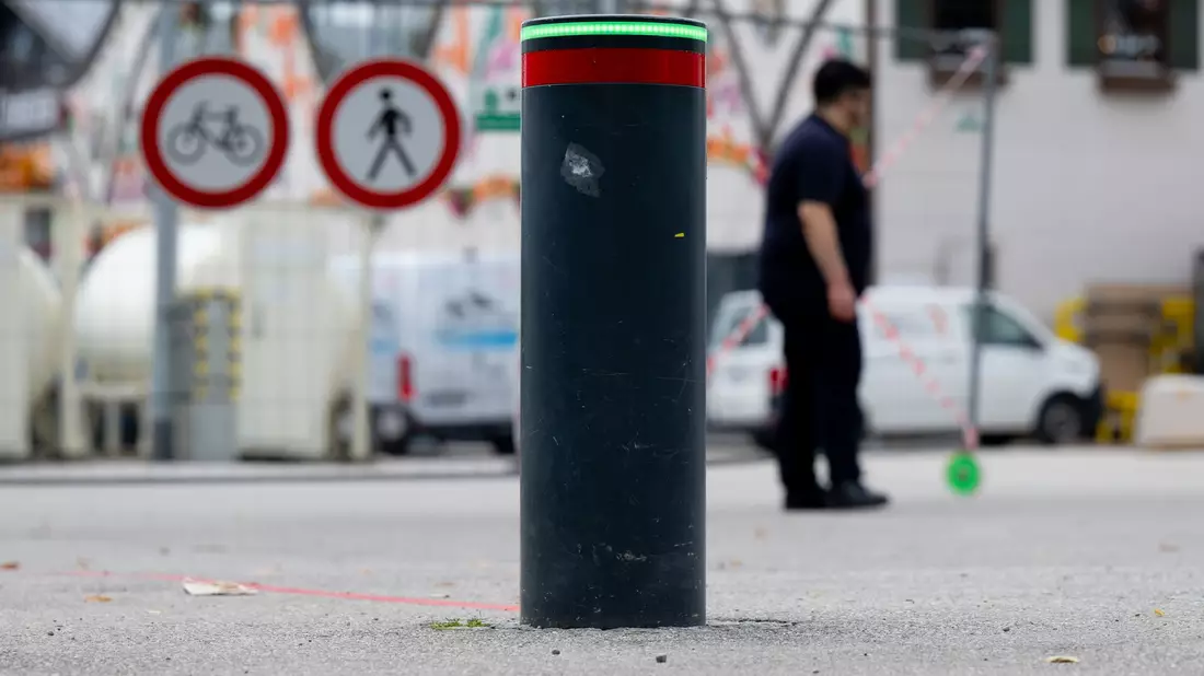 Versenkbare Poller sollen verhindern, dass Fahrzeuge auf das Gelände rasen. (Archivbild)    - Bild: Sven Hoppe/dpa