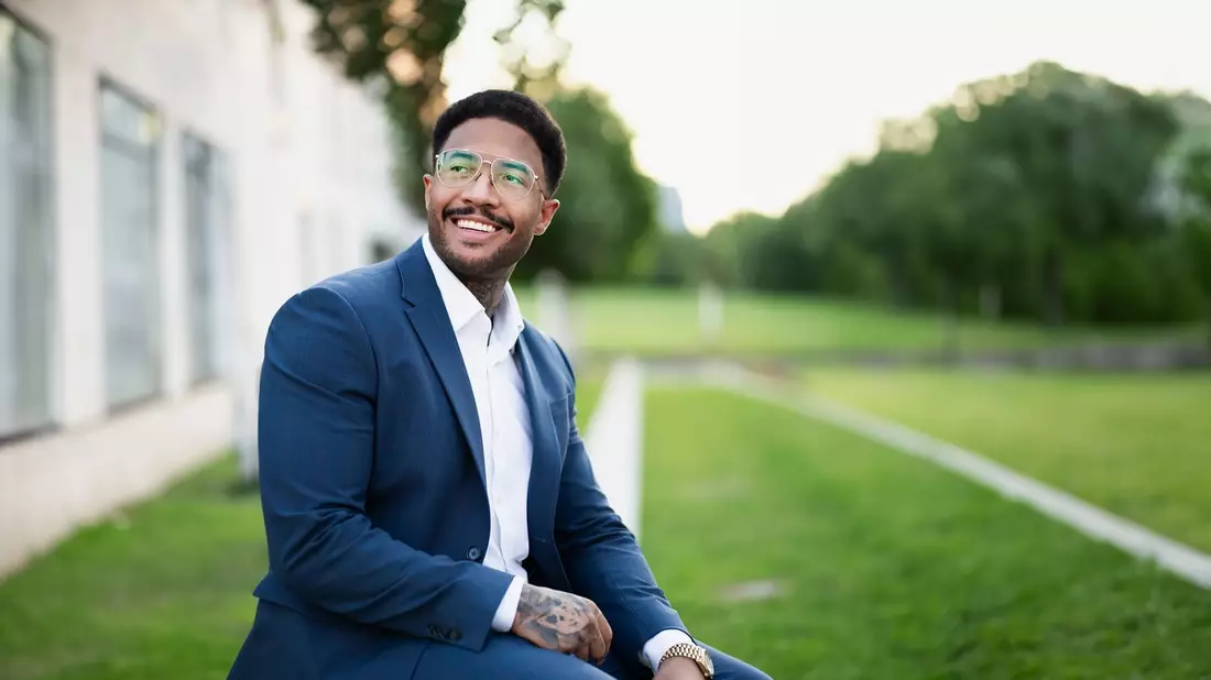 Von der Werkbank zur Werbekampagne: Wie Kevin Fiawoo als ehemaliger Zerspanungsmechaniker zum führenden Vertriebs- und Marketing-Dirigenten der Finanzwelt aufstieg - Bild: presseportal.de