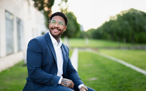 Von der Werkbank zur Werbekampagne: Wie Kevin Fiawoo als ehemaliger Zerspanungsmechaniker zum führenden Vertriebs- und Marketing-Dirigenten der Finanzwelt aufstieg - Foto: presseportal.de