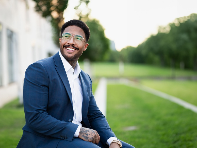 Von der Werkbank zur Werbekampagne: Wie Kevin Fiawoo als ehemaliger Zerspanungsmechaniker zum führenden Vertriebs- und Marketing-Dirigenten der Finanzwelt aufstieg - Foto: presseportal.de