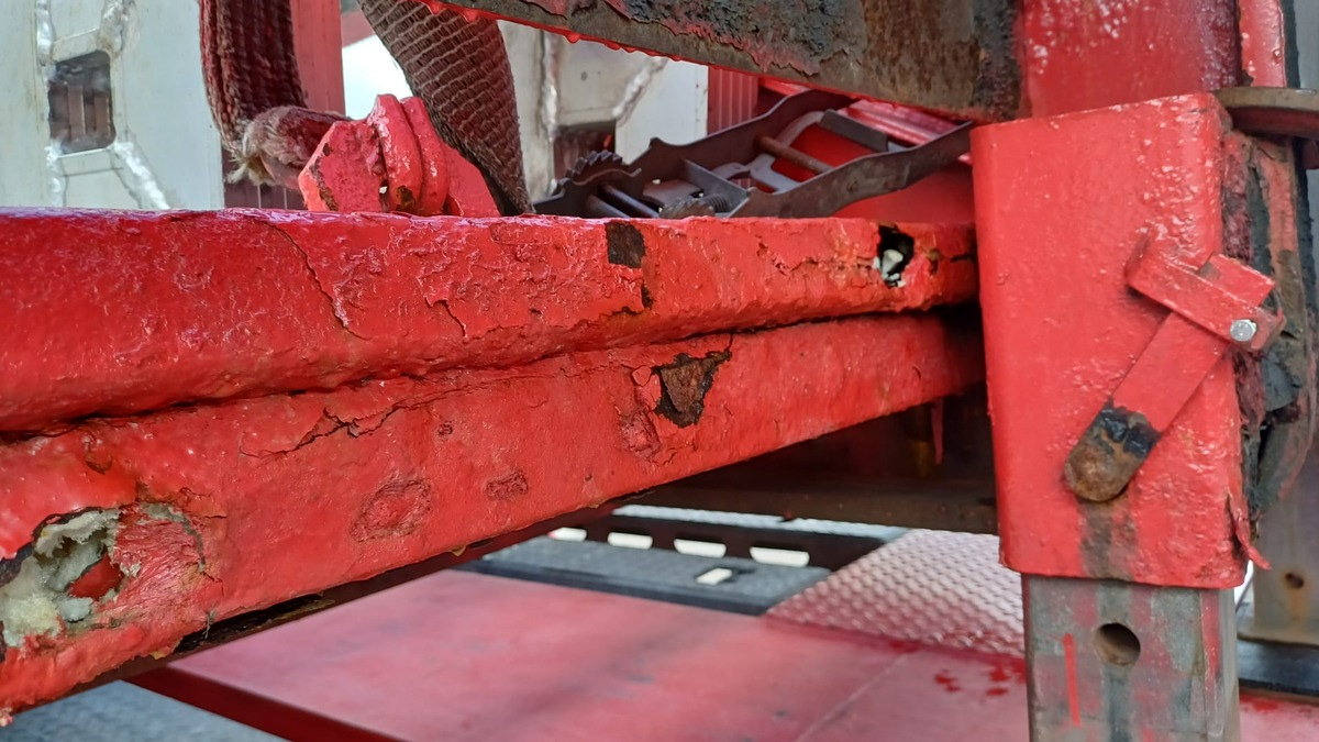 POL-UL: (GP) Mühlhausen/Gruibingen - Mehrere Laster mit Mängeln Verkehrsunsichere Sattelzüge zog die Polizei die vergangenen Tage aus dem Verkehr. - Foto: presseportal.de