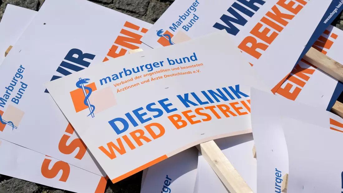 60.000 Ärzte sind aufgerufen, am Montag einen Tag lang die Arbeit niederzulegen. (Archivbild)  - Bild: Peter Kneffel/dpa