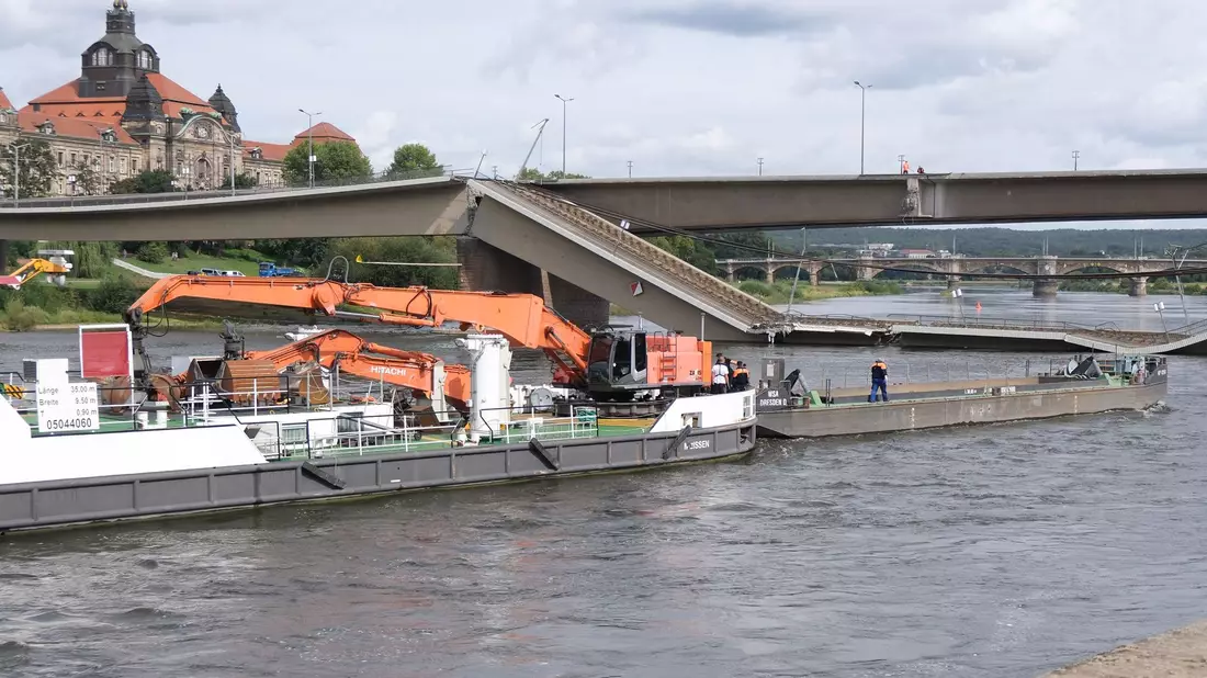 Der Oberbürgermeister berief auch angesichts des am Wochenende drohenden Elbe-Hochwassers den Stab für außergewöhnliche Ereignisse ein. - Bild: Sebastian Willnow/dpa