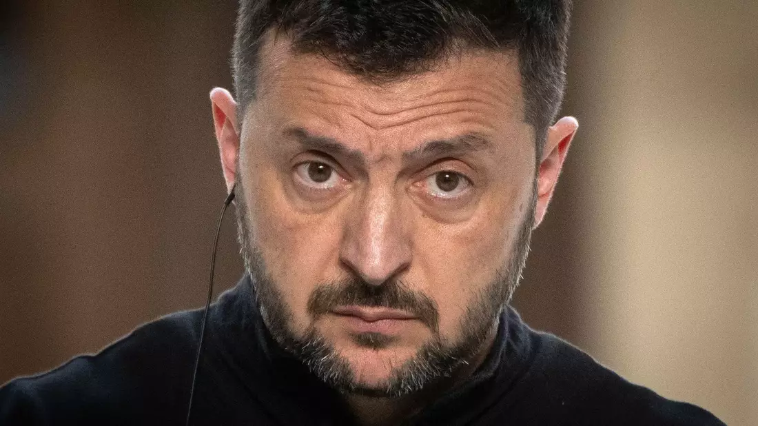Der ukrainische Präsident Wolodymyr Selenskyj führt inmitten ständiger russischer Angriffe auch politische Gespräche in Kiew. - Bild: Efrem Lukatsky/AP/dpa