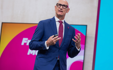 Telekom-Chef Tim Höttges spricht auf der Hauptversammlung seiner Firma in Bonn. - Foto: Rolf Vennenbernd/dpa