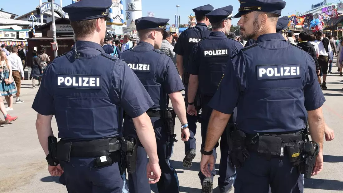 Hunderte Polizeibeamte sichern das Volksfest. (Archivbild) - Bild: Ursula Düren/dpa
