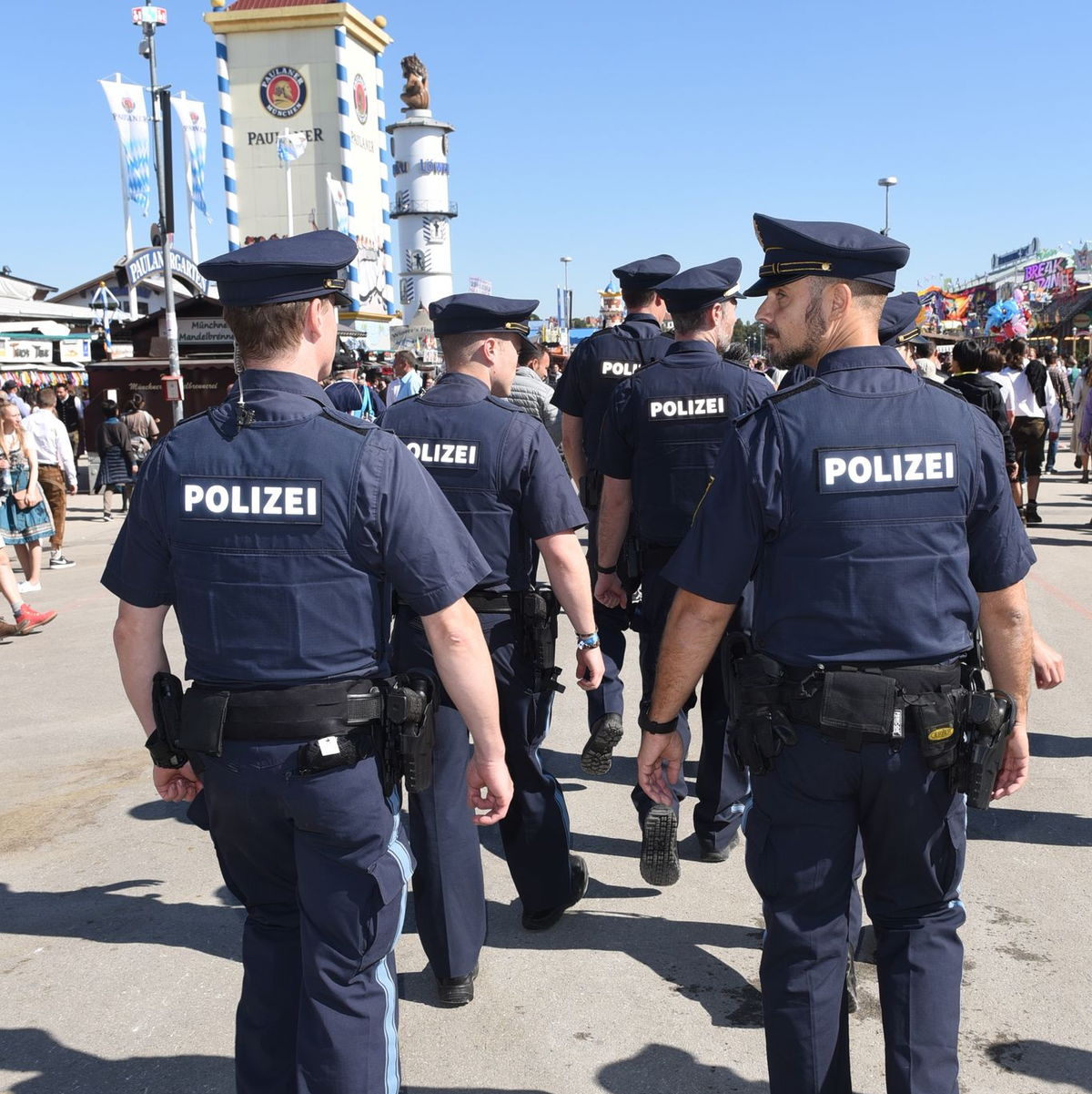 Hunderte Polizeibeamte sichern das Volksfest. (Archivbild) - Foto: Ursula Düren/dpa