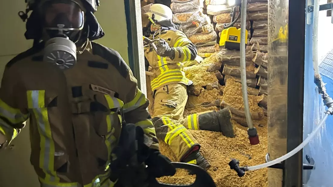 FW Bremerhaven: Feuer in einem Pelletlager - Bild: presseportal.de