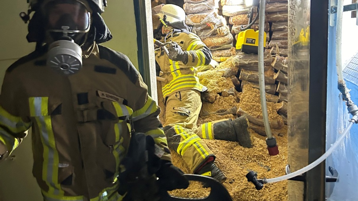 FW Bremerhaven: Feuer in einem Pelletlager - Foto: presseportal.de