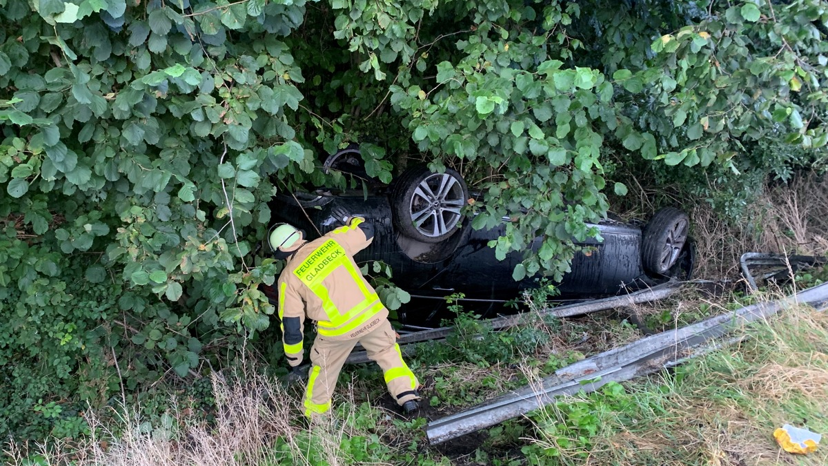 FW-GLA: Verkehrsunfall auf der Autobahn: Fahrzeug landet im Graben - Foto: presseportal.de