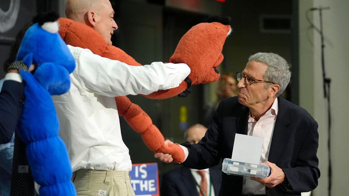 Geforscht wurde auch zur Schwimmfähigkeit einer toten Forelle. - Foto: Steven Senne/AP/dpa