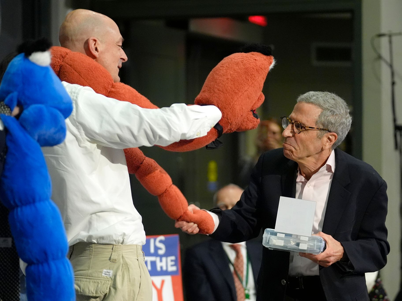Geforscht wurde auch zur Schwimmfähigkeit einer toten Forelle. - Foto: Steven Senne/AP/dpa