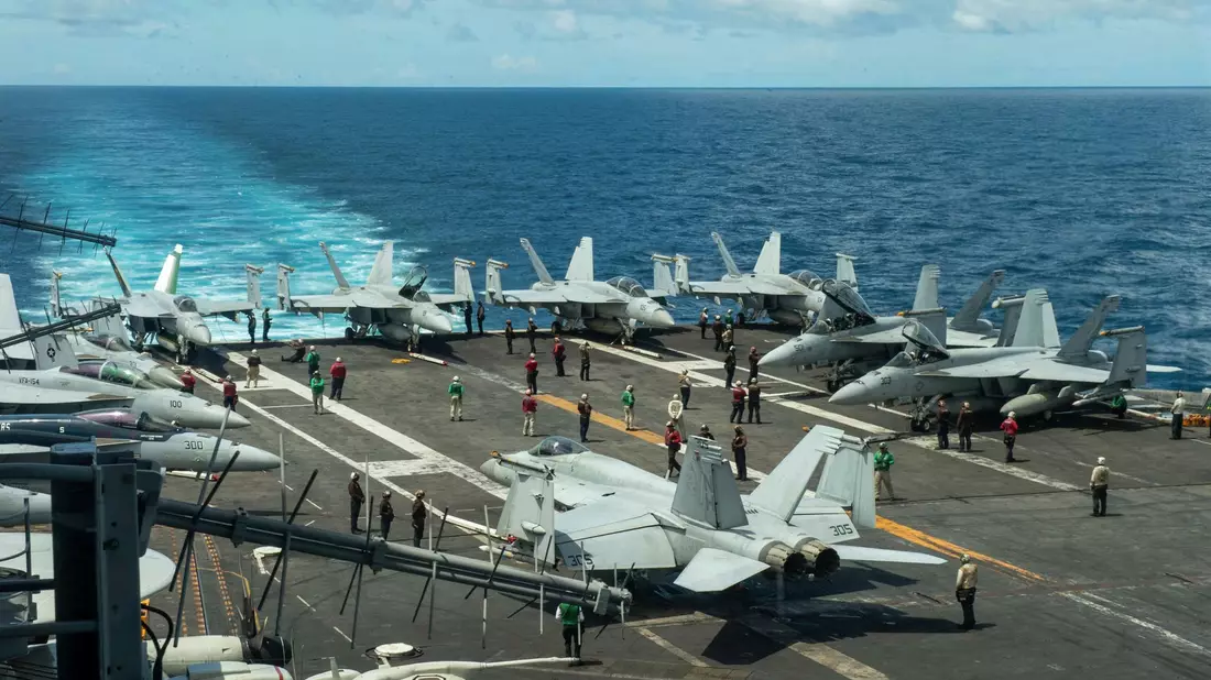 Die USA ziehen den Flugzeugträger «USS Theodore Roosevelt» aus dem Roten Meer ab. (Archivbild)  - Bild: Seaman Ryan Holloway/U.S. Navy/dpa
