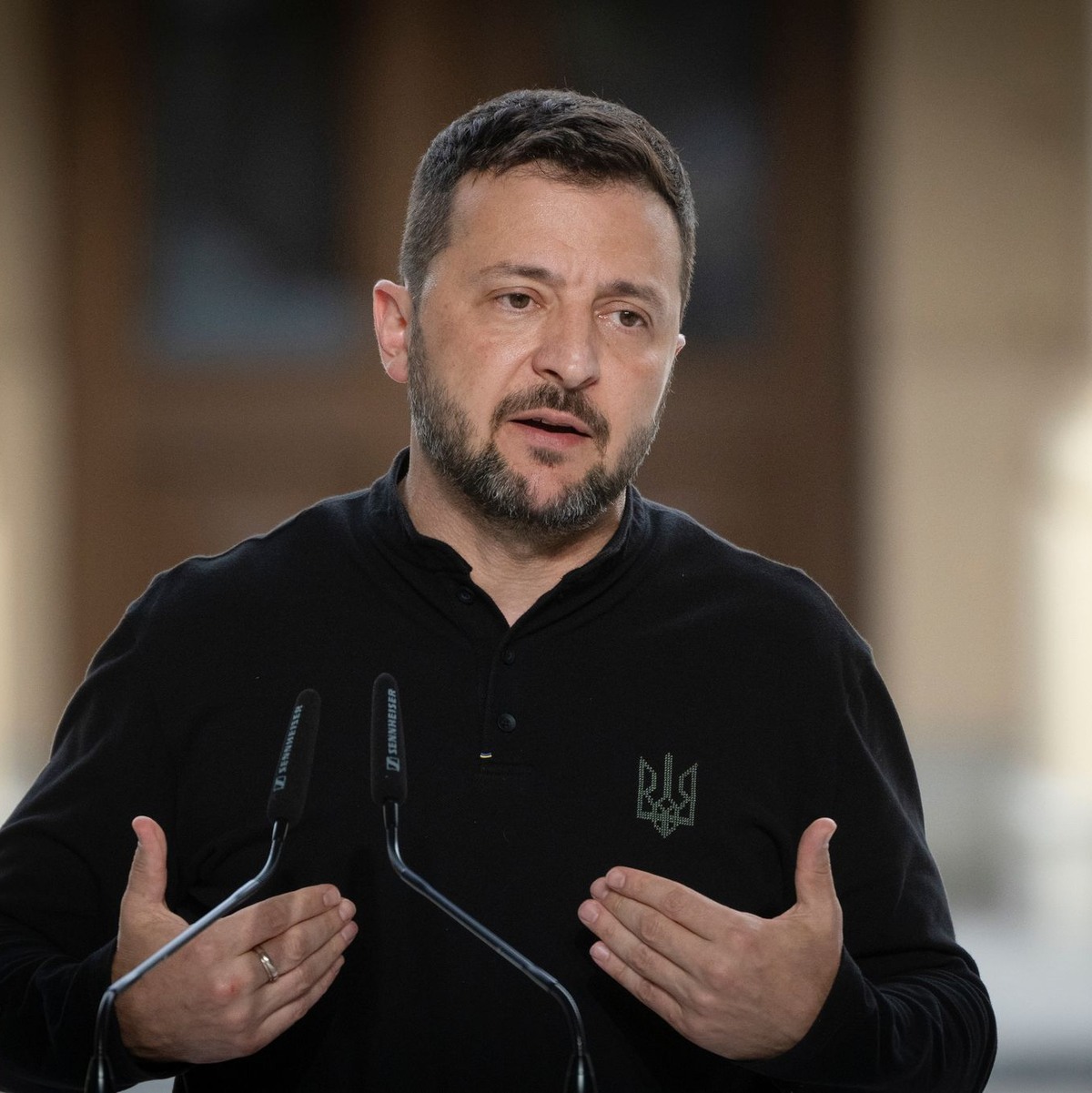 Selenskyj zeigt sich vorerst unbeeindruckt von russischen Gegenangriffen im russischen Grenzgebiet Kursk. - Foto: Efrem Lukatsky/AP/dpa