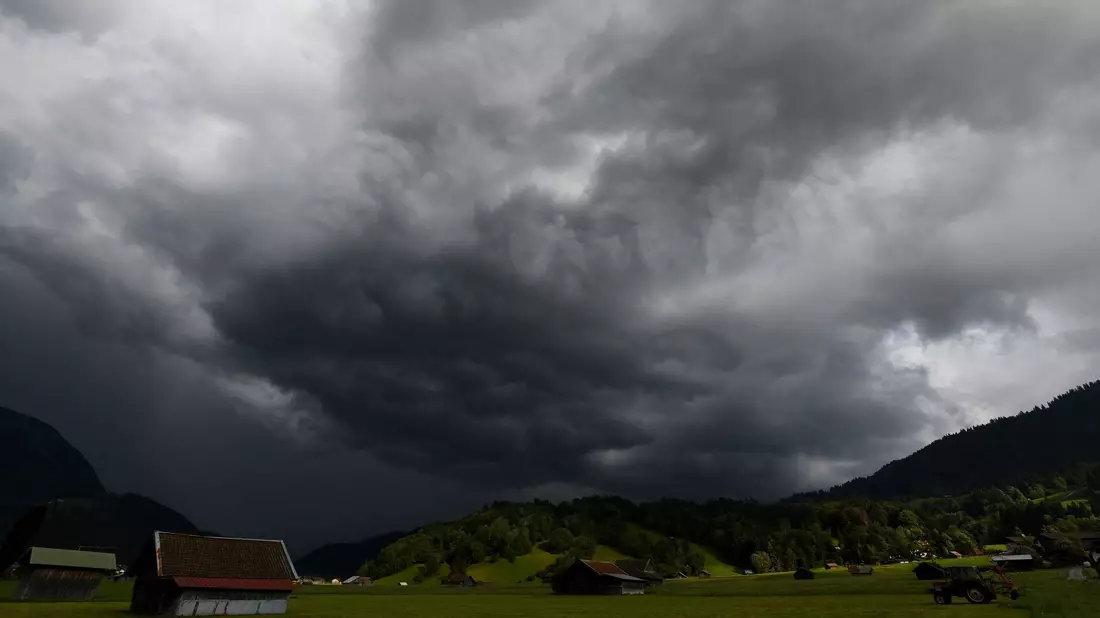 Wintereinbruch, Dauerregen - und Sorge vor Hochwasser - Bild: Angelika Warmuth/dpa