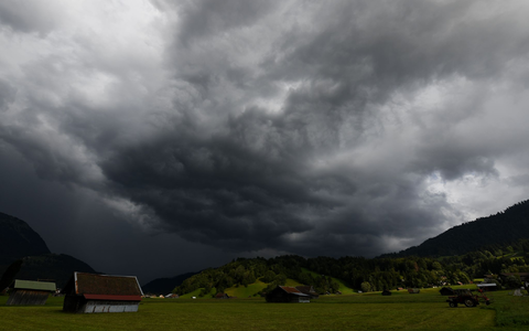 Wintereinbruch, Dauerregen - und Sorge vor Hochwasser - Foto: Angelika Warmuth/dpa