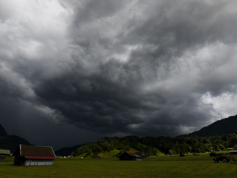 Wintereinbruch, Dauerregen - und Sorge vor Hochwasser - Foto: Angelika Warmuth/dpa
