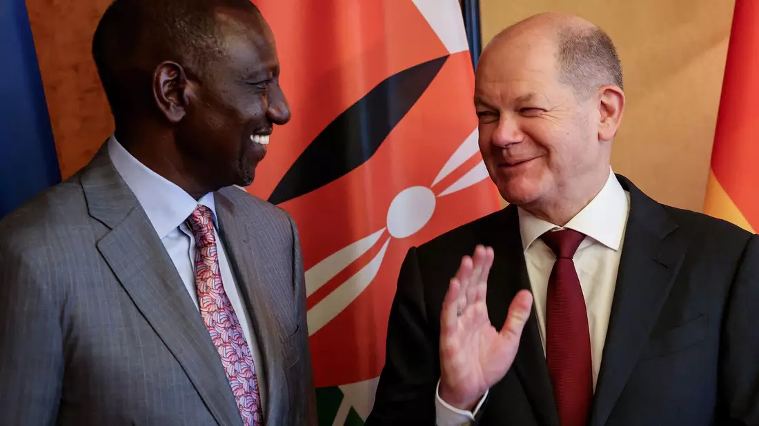 Präsident Ruto und Kanzler Scholz haben sich mehrfach getroffen: Hier 2023 bei einer G20-Veranstaltung (Archivbild) - Bild: Filip Singer/EPA POOL/dpa