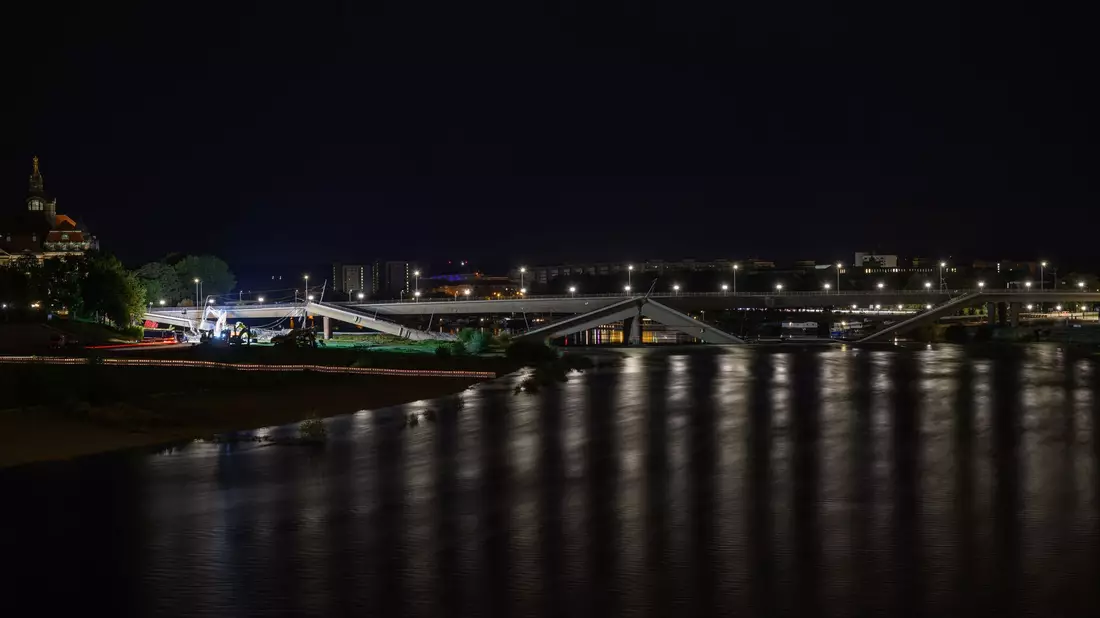 Ein weiterer Abschnitt der Carolabrücke in Dresden ist abgestürzt.  - Bild: Robert Michael/dpa