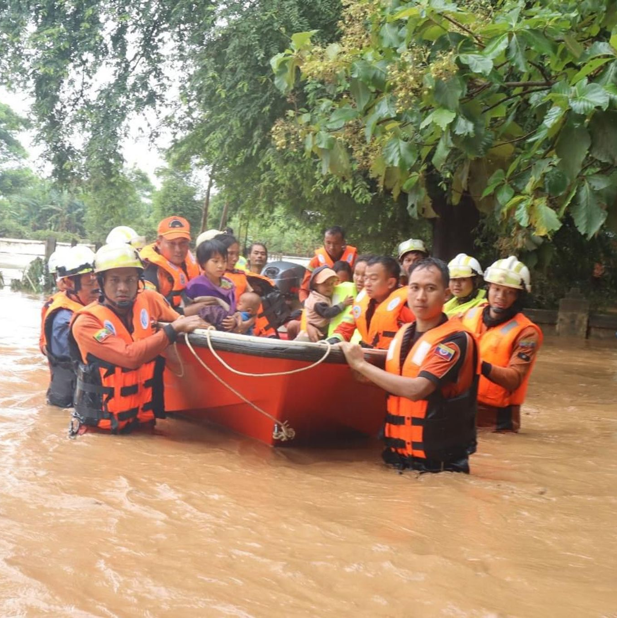 Die genaue Zahl der Toten und Vermissten ist noch unklar (Handout). - Foto: Uncredited/Myanmar Fire Service Department/XinHua/dpa