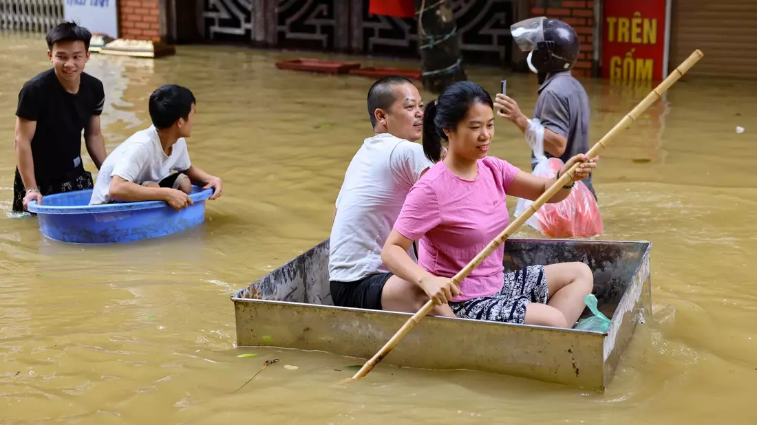Der Sturm hat in Vietnam eine Spur der Zerstörung hinterlassen (Handout). - Bild: Uncredited/VNA/XinHua/dpa