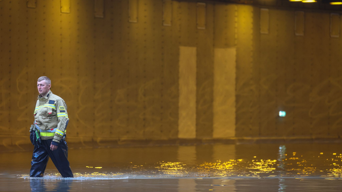 Ein polnischer Feuerwehrmann watet durch Wasser. In Polen wird wegen anhaltenden Regens in den kommenden Tagen mit Überschwemmungen gerechnet. (Archivbild) - Foto: Leszek Szymanski/PAP/dpa