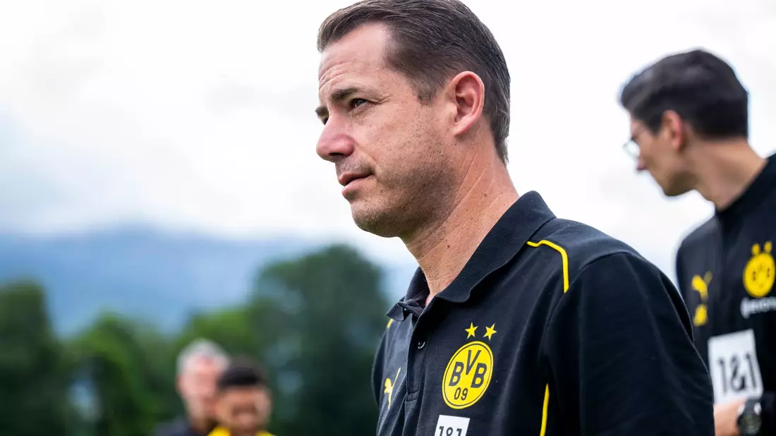 Lars Ricken spricht in einem Interview unter anderem über Kontinuität auf dem Trainerposten. - Bild: David Inderlied/dpa