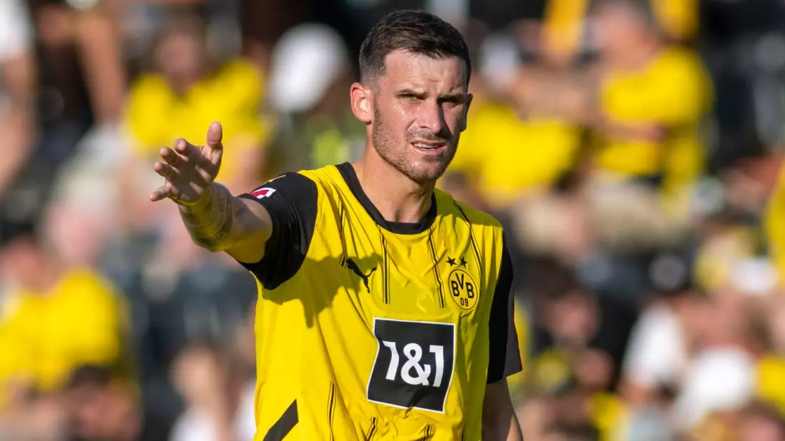BVB-Geschäftsführer Ricken sieht in Groß eine der neuen Identifikationsfiguren. - Bild: David Inderlied/dpa