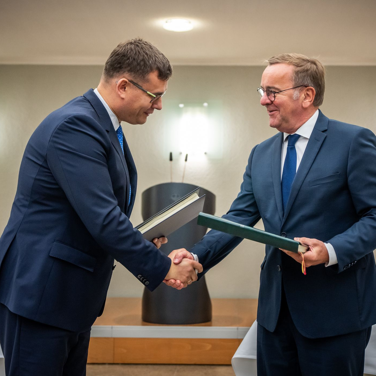 Pistorius hatte die Durchquerung der Marine-Schiffe vor der Fahrt bestätigt. - Foto: Michael Kappeler/dpa