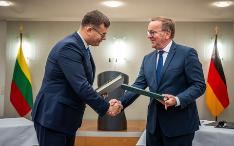 Pistorius hatte die Durchquerung der Marine-Schiffe vor der Fahrt bestätigt. - Foto: Michael Kappeler/dpa