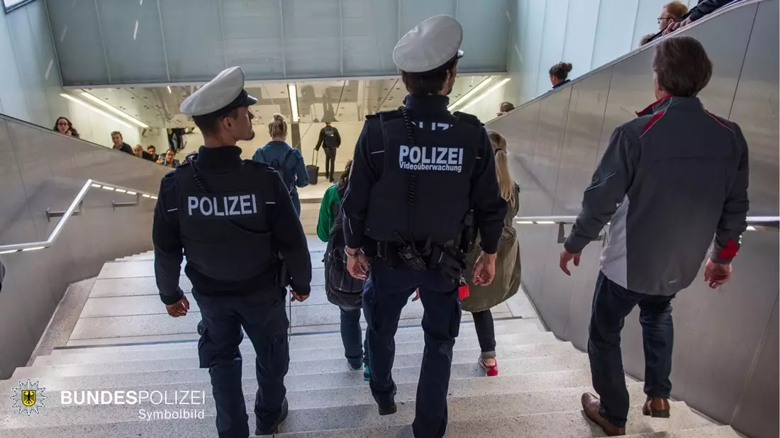 Bundespolizeidirektion München: Betrunkene stürzen Treppe hinunter / 81-Jährige schwer verletzt - Bild: presseportal.de