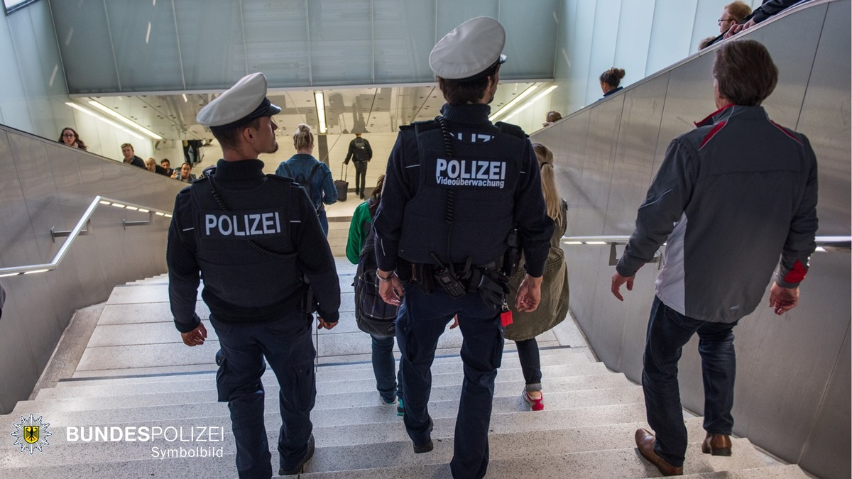 Bundespolizeidirektion München: Betrunkene stürzen Treppe hinunter / 81-Jährige schwer verletzt - Foto: presseportal.de