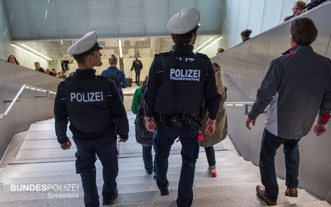 Bundespolizeidirektion MĂŒnchen: Betrunkene stĂŒrzen Treppe hinunter / 81-JĂ€hrige schwer verletzt - Foto: presseportal.de Bundespolizeidirektion MĂŒnchen: Betrunkene stĂŒrzen Treppe hinunter / 81-JĂ€hrige schwer verletzt - Foto: presseportal.de