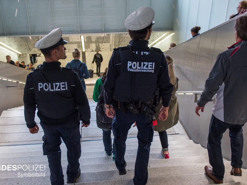 Bundespolizeidirektion München: Betrunkene stürzen Treppe hinunter / 81-Jährige schwer verletzt - Foto: presseportal.de