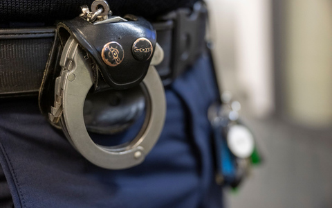 Polizisten nahmen den 27 Jahre alten Syrer am Donnerstag fest. (Symbolbild) - Foto: Peter Kneffel/dpa