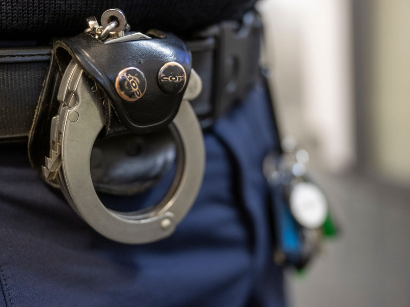 Die alarmierten Bundespolizisten warteten auf die Frau und brachten sie in eine Klinik. (Symbolbild) - Foto: Peter Kneffel/dpa