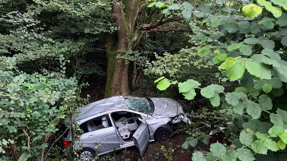 POL-EN: Ennepetal: Mercedes rutscht Böschung herunter- Beifahrer leicht verletzt. - Bild: presseportal.de