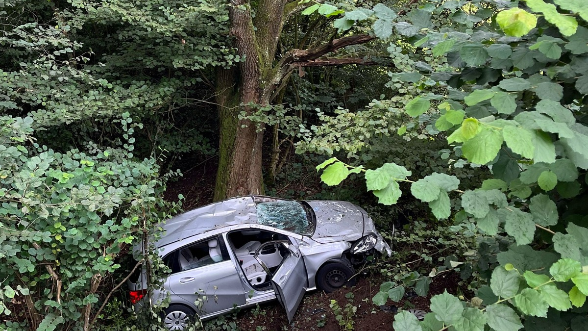 POL-EN: Ennepetal: Mercedes rutscht Böschung herunter- Beifahrer leicht verletzt. - Foto: presseportal.de