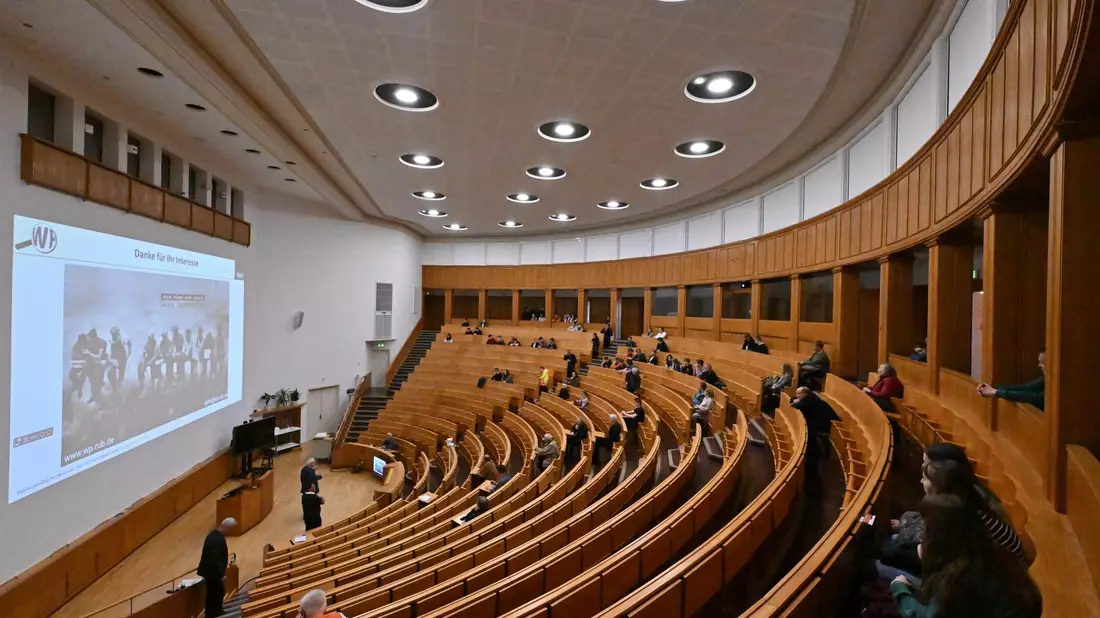 An den deutschen Hochschulen arbeiteten Ende 2023 etwas mehr Menschen als noch im Vorjahr. (Symbolbild) - Bild: Martin Schutt/dpa
