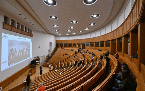 An den deutschen Hochschulen arbeiteten Ende 2023 etwas mehr Menschen als noch im Vorjahr. (Symbolbild) - Foto: Martin Schutt/dpa