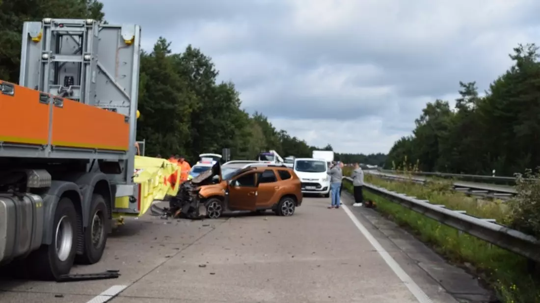 POL-DEL: Autobahnpolizei Ahlhorn: Pkw fährt auf der Autobahn 29 auf einen Sicherungsanhänger vor einer Arbeitsstelle auf (Gem. Großenkneten) +++ Fahrer leicht verletzt +++ Hoher Sachschaden - Bild: presseportal.de