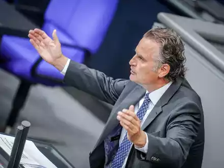 Bundesjustizminister Marco Buschmann (FDP) lobte in der Haushaltsdebatte die mit den Ländern beschlossenen Projekte für eine stärkere Digitalisierung der Justiz. - Foto: Kay Nietfeld/dpa