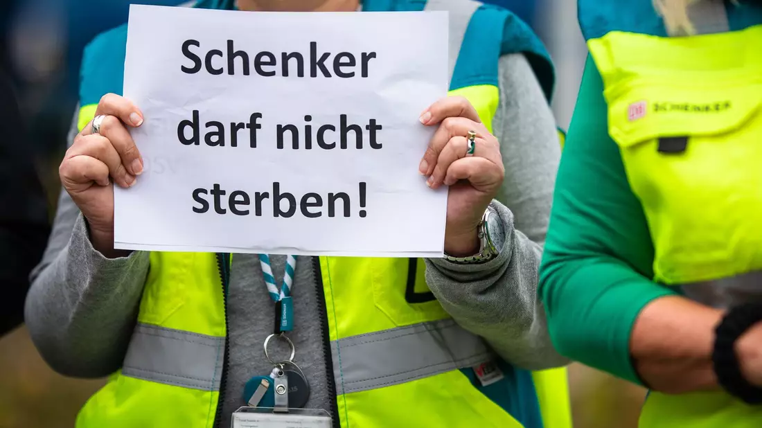 Die Schenker-Beschäftigten sorgen sich ihre Arbeitsplätze im Zuge der Übernahme durch den dänischen Wettbewerber DSV (Archivfoto). - Bild: Christoph Schmidt/dpa
