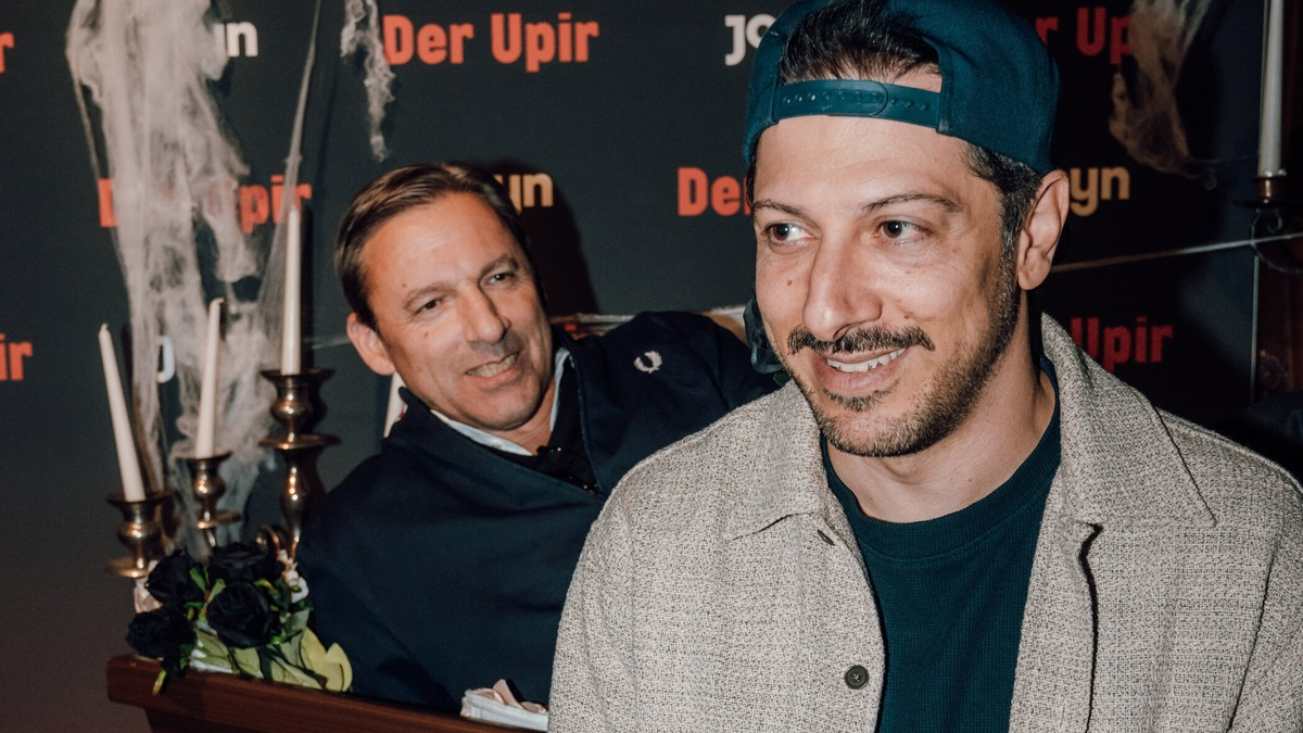 Rocko Schamoni Fahri Yardim Der Upir - Foto: Joyn/BECKER FILMS, presseportal.de