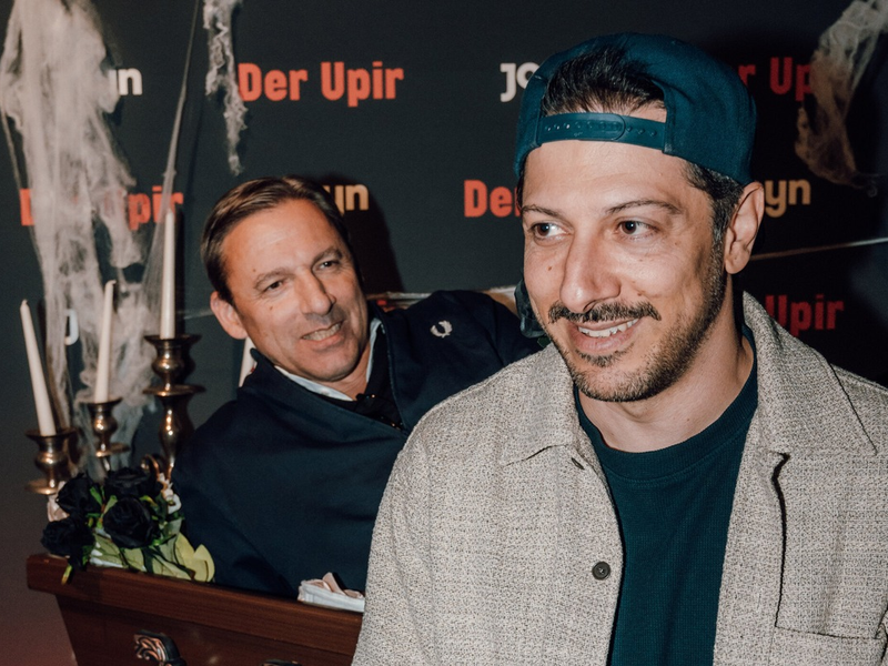 Rocko Schamoni Fahri Yardim Der Upir - Foto: Joyn/BECKER FILMS, presseportal.de