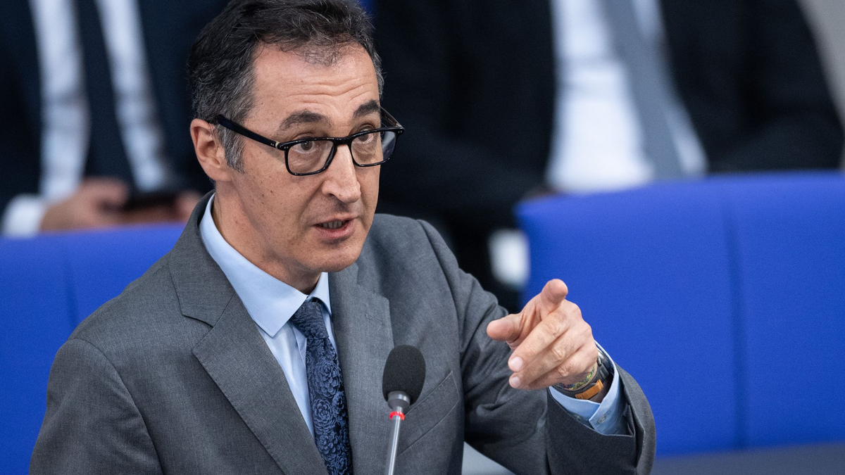 Bundesagrarminister Cem Özdemir (Grüne) fordert eine angemessene Vorbereitung der Wirtschaft auf die EU-Entwaldungsverordnung. - Foto: Hannes P Albert/dpa