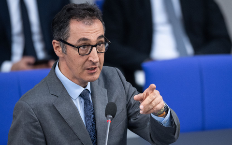 Bundesagrarminister Cem Özdemir (Grüne) fordert eine angemessene Vorbereitung der Wirtschaft auf die EU-Entwaldungsverordnung. - Foto: Hannes P Albert/dpa