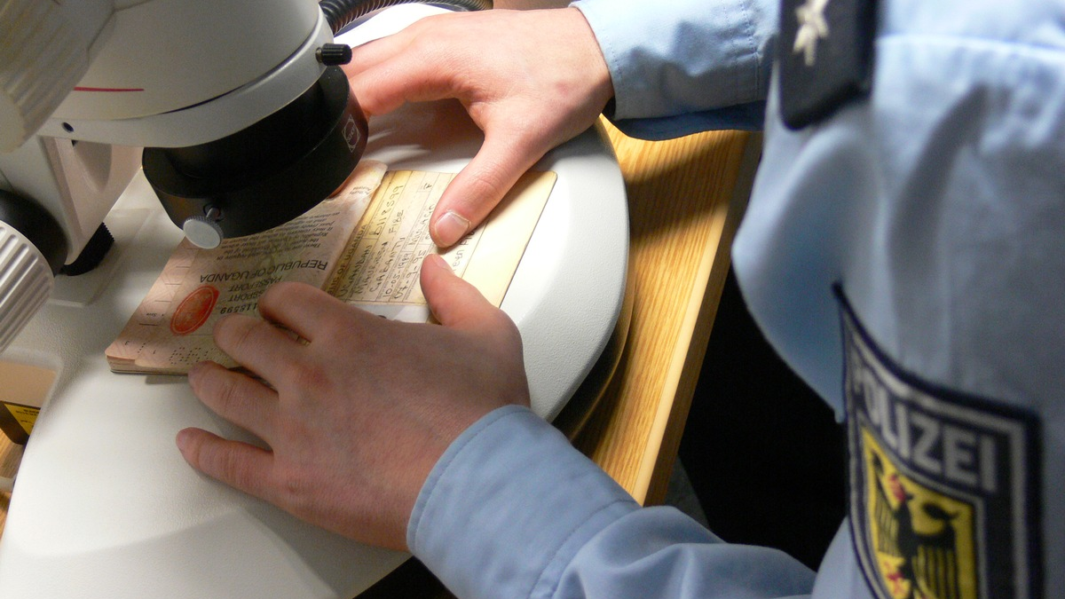 Bundespolizeidirektion München: Abschiebehaft statt Kanada - 10.000 Euro für gefälschten Pass bezahlt - Foto: presseportal.de